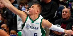 Beitragsbild des Blogbeitrags NBA: Porzingis-Blockparty und Doncic-Gala! Mavs gewinnen Verfolgerduell
