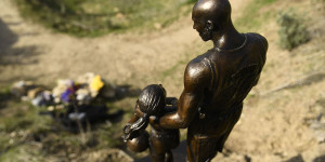 Beitragsbild des Blogbeitrags NBA: Am Todestag: Bryant-Statue an Absturzstelle enthüllt 