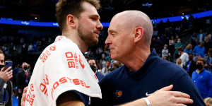 Beitragsbild des Blogbeitrags NBA: Mavs ehren Carlisle – Sorgen um Porzingis