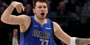 Beitragsbild des Blogbeitrags NBA: 44 Minuten Unterbrechung, Luka-Poster und Mavs-Comeback – Dallas stoppt Embiid