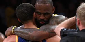 Beitragsbild des Blogbeitrags NBA: “Habe keine Worte”: L.A. feiert LeBrons unglaubliche Show gegen die Warriors 