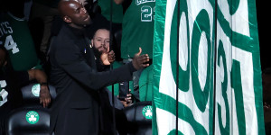 Beitragsbild des Blogbeitrags NBA: Tränen bei KG: Celtics ehren Legende 