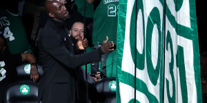 Beitragsbild des Blogbeitrags NBA: Tränen bei KG: Celtics ehren Legende
