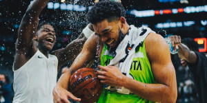 Beitragsbild des Blogbeitrags NBA: 60 Punkte! Rekord-Show von KAT – Curry feiert Dreier-Explosion