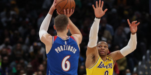 Beitragsbild des Blogbeitrags NBA: LeBrons Meilenstein überschattet! Späte Porzingis-Show schockt die Lakers