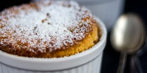 Beitragsbild des Blogbeitrags Schneller Puddingkuchen mit gesalzenem Karamell