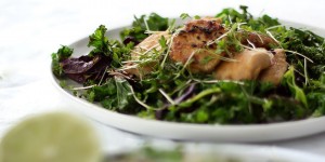 Beitragsbild des Blogbeitrags Eat your greens: Grünkohlsalat mit Hühnchen