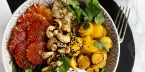 Beitragsbild des Blogbeitrags Buddha Bowl mit Blutorangen, Quinoa und Cashewkernen