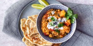 Beitragsbild des Blogbeitrags Vegetarisches Thai Curry mit frischem Naan-Brot