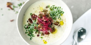Beitragsbild des Blogbeitrags Cremige Graukäsesuppe mit Walnuss-Croutons