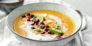 Beitragsbild des Blogbeitrags Thai Curry Suppe mit Süßkartoffeln und Karotten 