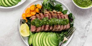 Beitragsbild des Blogbeitrags Steak Salat mit Chimichurri und Avocado 