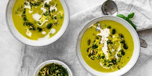 Beitragsbild des Blogbeitrags Erbsensuppe mit Basilikum-Minze-Pesto