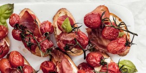 Beitragsbild des Blogbeitrags Brie Crostini mit karamellisierten Tomaten und Serrano