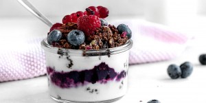 Beitragsbild des Blogbeitrags Gesund und lecker: Sommer Müsli mit Datteln und Nüssen