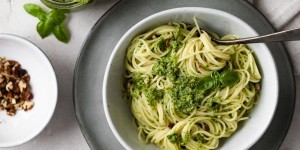 Beitragsbild des Blogbeitrags Cremige Brokkoli-Pesto Pasta mit Pecannüssen 