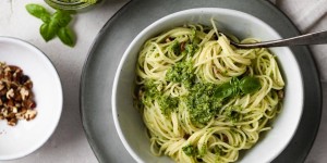 Beitragsbild des Blogbeitrags Cremige Brokkoli-Pesto Pasta mit Pecannüssen