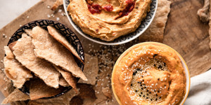 Beitragsbild des Blogbeitrags Roggen-Sesam Cracker mit Hummus und Dattelcreme 