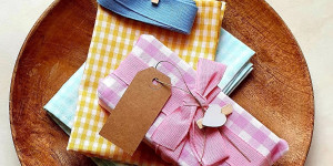 Beitragsbild des Blogbeitrags Geschenkstoff - Das Geschenkpapier aus Stoff + Gewinnspiel
