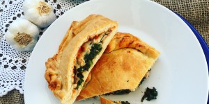 Beitragsbild des Blogbeitrags Dinkel-Calzone mit Spinat und Champignons  