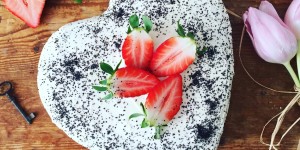 Beitragsbild des Blogbeitrags Waldviertler Mohnherz mit Zitronen-Joghurt Topping