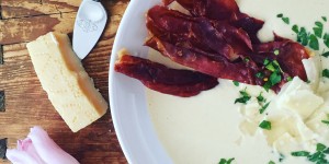 Beitragsbild des Blogbeitrags Kichererbsensuppe mit Grana Padano und Prosciutto di San Daniele Chips  