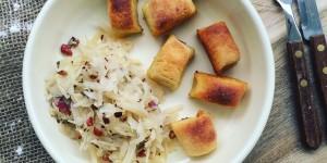 Beitragsbild des Blogbeitrags Gebackene Kartoffelnudeln & warmer Krautsalat 