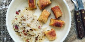 Beitragsbild des Blogbeitrags Gebackene Kartoffelnudeln & warmer Krautsalat
