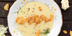 Beitragsbild des Blogbeitrags Karfiolsuppe mit Cornflakes 