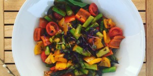 Beitragsbild des Blogbeitrags Gemüsepfanne mit Pesto und Sprossen 