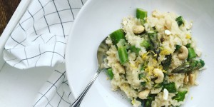 Beitragsbild des Blogbeitrags Grünes Spargelrisotto mit Zitrone und Cashewkernen 