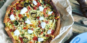 Beitragsbild des Blogbeitrags Zucchini Bruschettaquiche mit Ziegenfrischkäse 