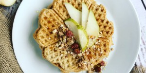 Beitragsbild des Blogbeitrags Vollkornwaffeln mit Honig Granola Topping