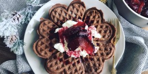 Beitragsbild des Blogbeitrags Schokowaffeln mit Vanille Tonkabohnen Pflaumen  