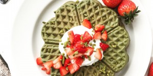 Beitragsbild des Blogbeitrags Matcha Topfen Waffeln 