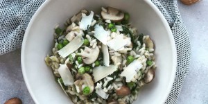 Beitragsbild des Blogbeitrags Risotto mit Erbsen, Spinat und Champignons