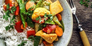Beitragsbild des Blogbeitrags Curry Joghurt Huhn mit Gemüse 