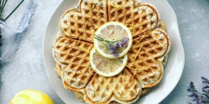 Beitragsbild des Blogbeitrags Zitronen Mohn Waffeln