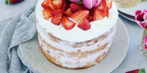 Beitragsbild des Blogbeitrags Naked Cake mit Frischkäse und Erdbeeren 