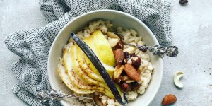 Beitragsbild des Blogbeitrags Vanille Zimt Milchreis mit Birnen & Nüssen