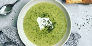 Beitragsbild des Blogbeitrags Zucchinisuppe mit Bergkäse Baguette