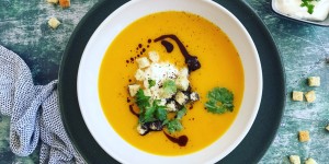 Beitragsbild des Blogbeitrags Apfel Kürbis Suppe mit Kräutercroutons