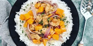 Beitragsbild des Blogbeitrags Reispfanne mit Putenfleisch und Kürbis