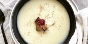 Beitragsbild des Blogbeitrags Sellerie Rahmsuppe mit Zimt Croutons