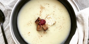 Beitragsbild des Blogbeitrags Sellerie Rahmsuppe mit Zimt Croutons 