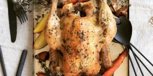 Beitragsbild des Blogbeitrags Zitronen Thymian Huhn mit Ofenkartoffeln und Zimtkarotten