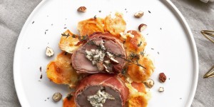 Beitragsbild des Blogbeitrags Gefülltes Schweinefilet im Speckmantel mit Süßkartoffel Gratin