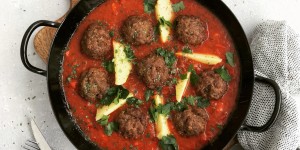 Beitragsbild des Blogbeitrags Faschierte Bällchen mit Tomaten Gemüse Sauce