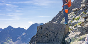 Beitragsbild des Blogbeitrags „Verewigungen“ der ersten Bergsteiger im Sellrain in schwarzer Leinölfarbe 