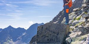 Beitragsbild des Blogbeitrags „Verewigungen“ der ersten Bergsteiger in schwarzer Leinölfarbe in Tirol und im Sellrain | #DahoamimSellroan